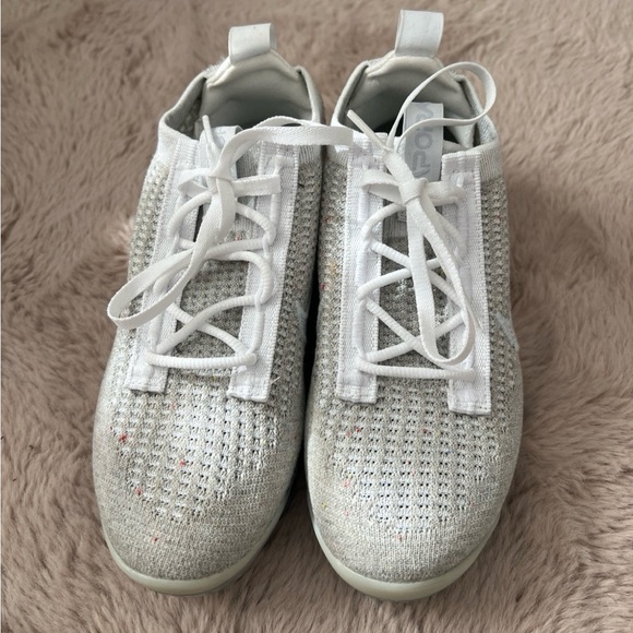 BRAND NEW NIKE VAPORMAX SIZE 5.5 - Picture 2 of 4